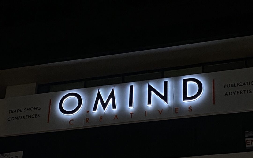 O MIND Διαφημιστική, Φωτεινή επιγραφή με plexi
