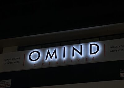 O MIND Διαφημιστική, Φωτεινή επιγραφή με plexi
